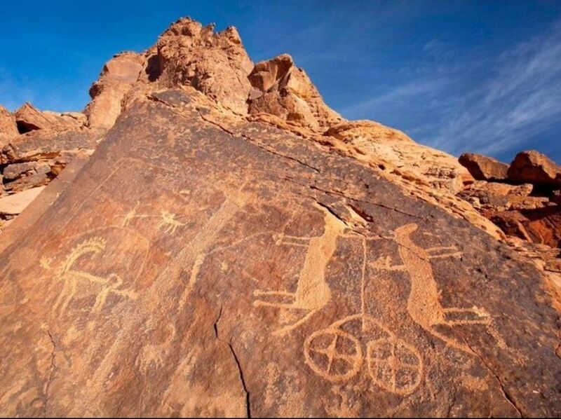 File:Chariot SaudiRockArt.jpg