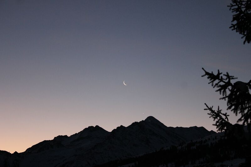 File:Moon and Venus dawn.jpeg